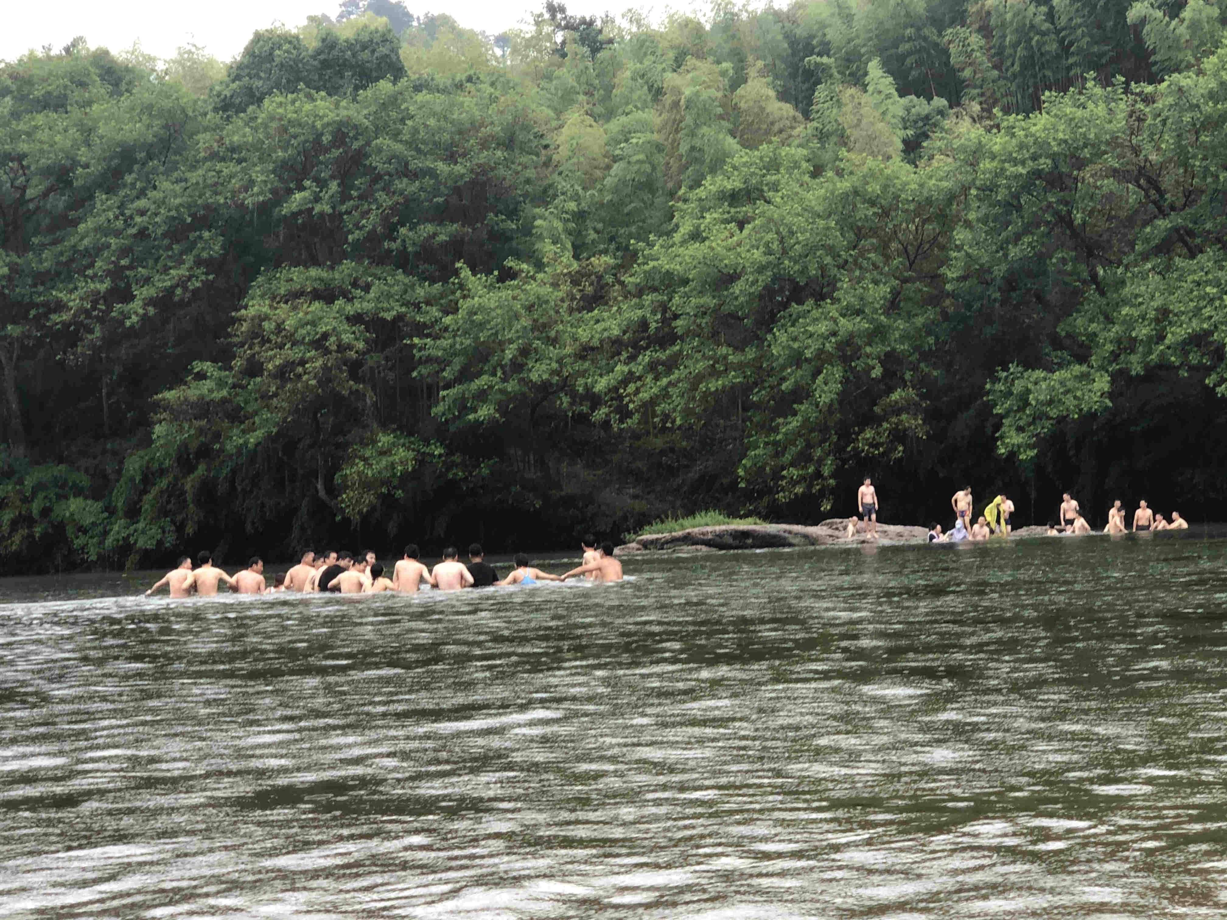 智多星團(tuán)隊參加登島游戲